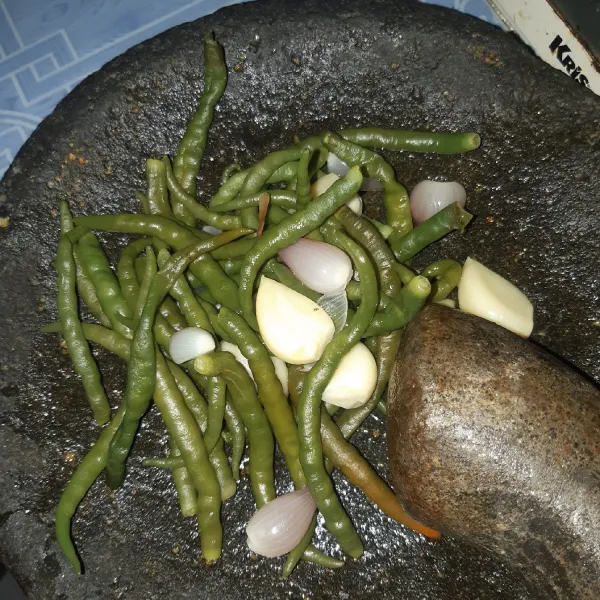 Jika sudah matang, tiriskan, sisihkan tomatnya, sedangkan cabai dan bawangnya ulek kasar.