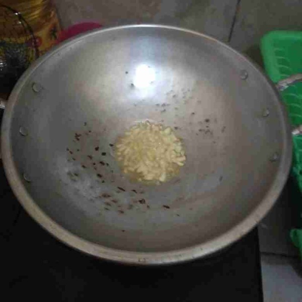 Tumis bawang putih hingga harum.