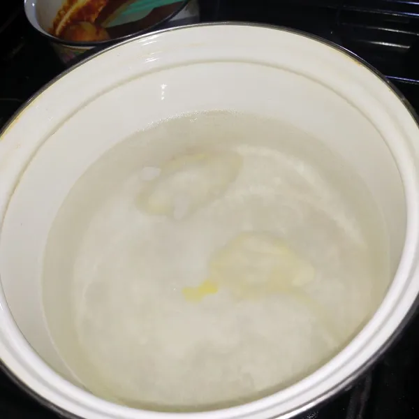 Masukkan pemlek kedalam rebusan air mendidih. rebus hingga pempek mengapung