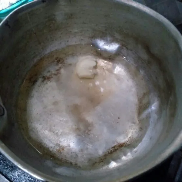 Rebus 100 ml air bersama kaldu bubuk, garam dan bawang putih geprek sampai mendidih, matikan api
