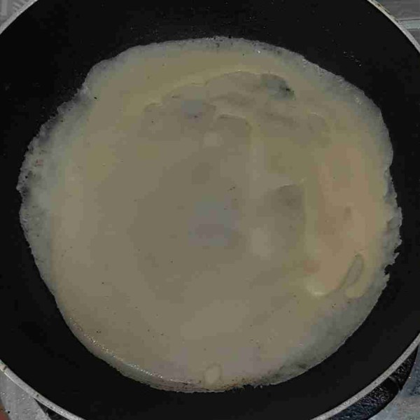 Ambil adonan kira-kira 1 sendok sayur kemudian tuangkan dalam teflon, sebelumnya panaskan teflon terlebih dahulu dan olesi sedikit margarin. Masak di atas api yang kecil ya biar gak cepet gosong. Masak hingga adonan tidak lengket di teflon.
