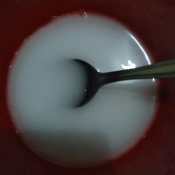 Siapkan larutan tepung maizena dengan mencampurkan setengah sendok tepung dan 100 ml air minum.
