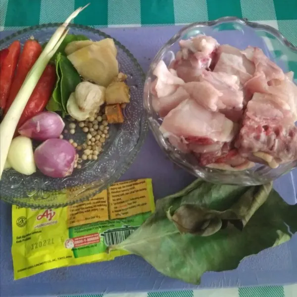 Siapkan semua bahan dan bumbu yang dihaluskan