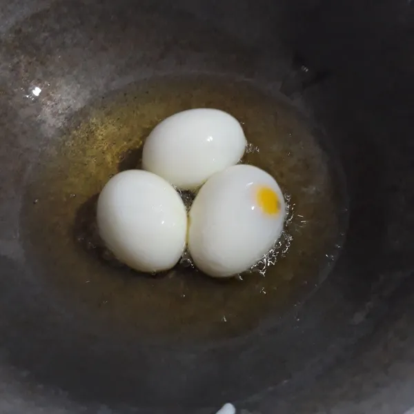 Kupas kulit telur,goreng sebentar di minyak panas