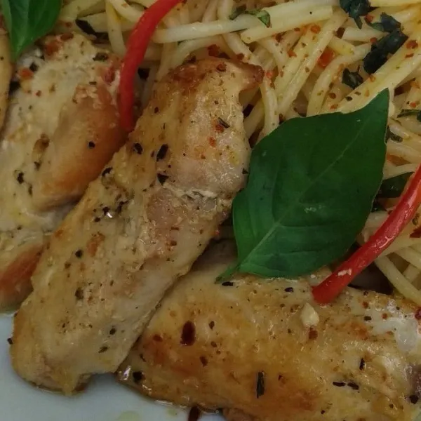 Sajikan chicken butter bersama spaghetti balado dan taburkan keju parut