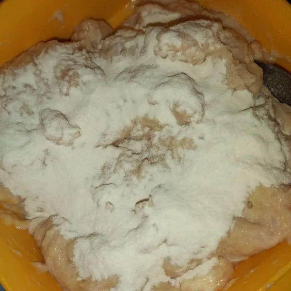 Masukkan agar-agar plain, aduk lagi hingga rata.