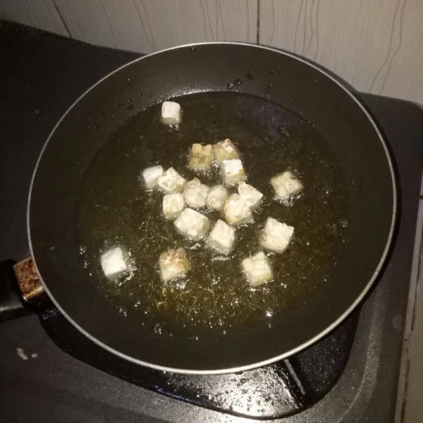 Potong dadu tempe lalu goreng sampai kering. Angkat dan tiriskan