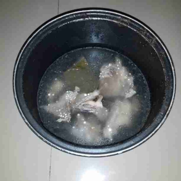 Cuci bersih tulang ayam. Siapkan air masukan garam, daun salam dan tulang ayam. Rebus hingga matang