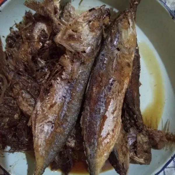 Goreng ikan asin peda merah hingga matang