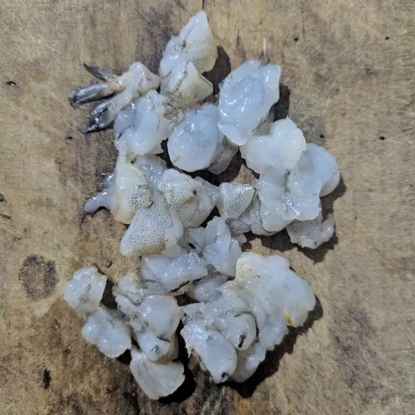 Kupas udang, bersihkan. Potong kecil, sisihkan