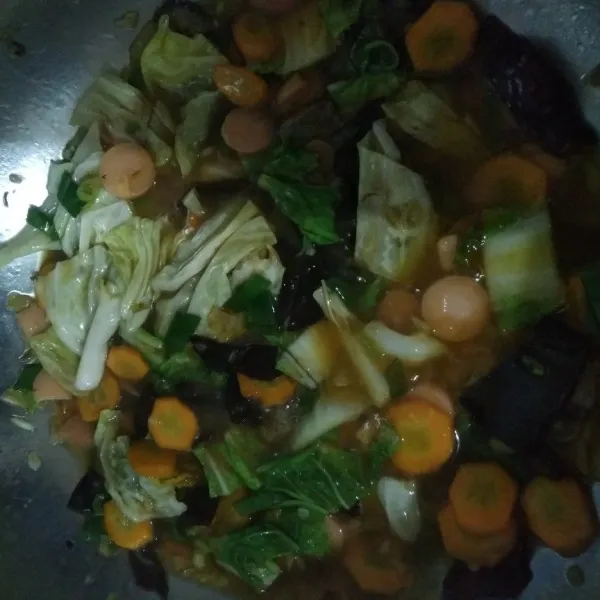 Tumis terus sampai sayurannya bener-benar matang dan siap disajikan.