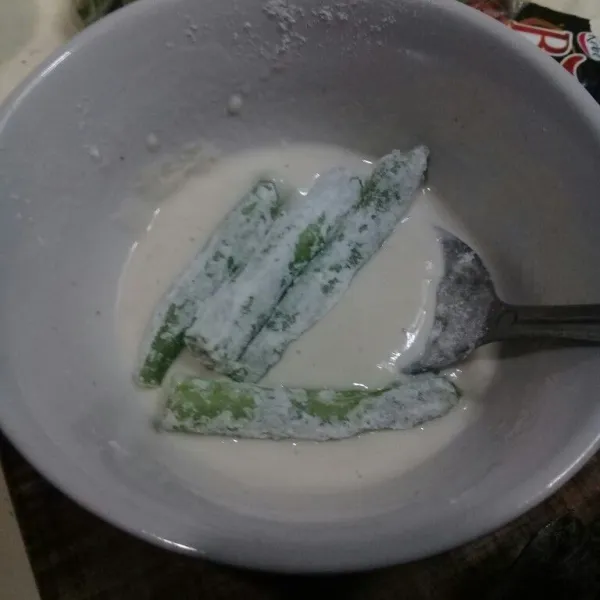 Larutkan tepung bumbu dengan 5 sdm air, aduk rata lalu celupkan buncis