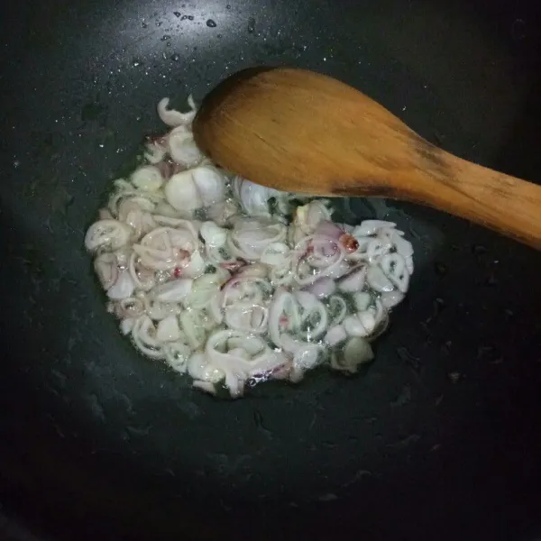 Panaskan minyak goreng, tumis bawang merah hingga harum