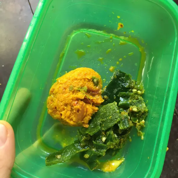 Haluskan bumbu. Khusus cabai hijau boleh giling kasar