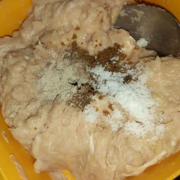 Terakhir masukkan lada bubuk, kaldu bubuk dan garam, aduk merata.