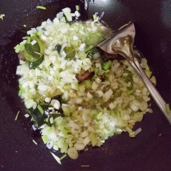 Tumis bawang putih halus, daun bawang, daun salam, daun jeruk dan laos hingga harum