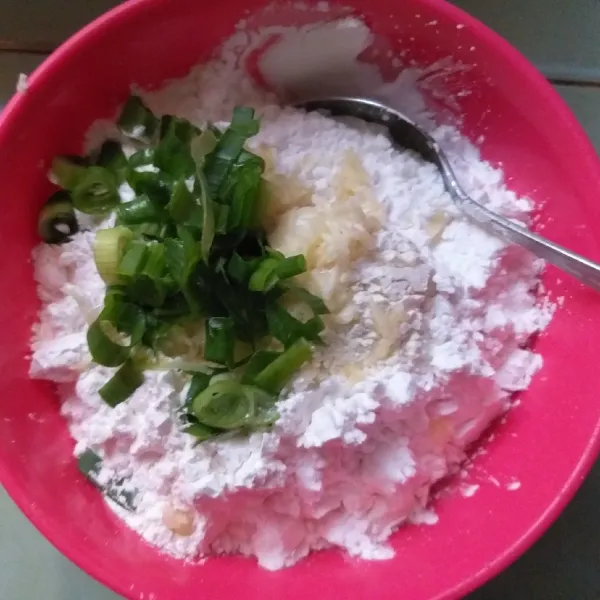 Campurkan tepung terigu, tepung tapioka, dan bumbu-bumbu, aduk rata. kemudian panaskan air hingga mendidih
