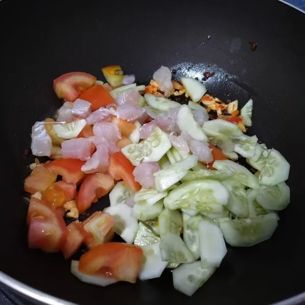 Kemudian masukkan mentimun, tomat dan ikan dori