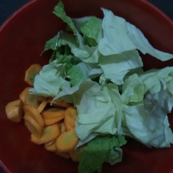 Potong sayuran dan cuci bersih.