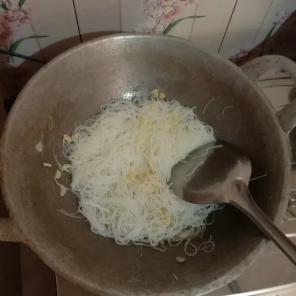 Tumis bawang putih hingga harum masukkan bihun, aduk rata