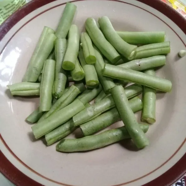 Buang bagian ujung ujung buncis, potong 2-3 cm lalu cuci bersih, tiriskan