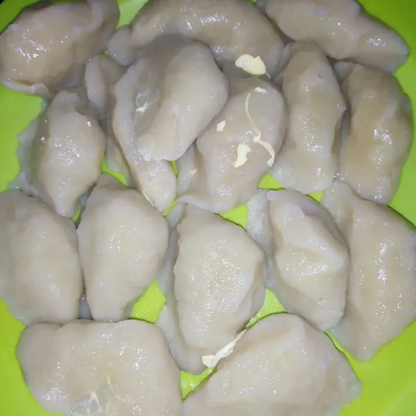 Tiriskan pempek dulu sebelum diolah/ masuk freezer