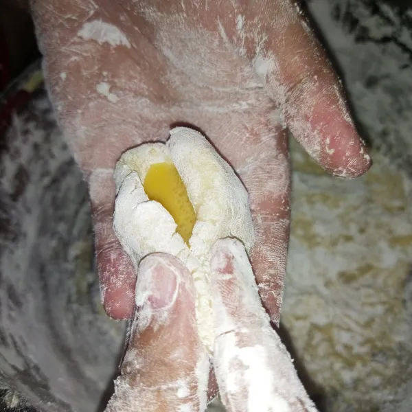 Pulung adonan 40gr. Lalu buat lubang, isi dengan sambal, lalu tuang telur. Tutup kembali, pijit hingga rapat. Sisa adonan bisa dibuat lenjer