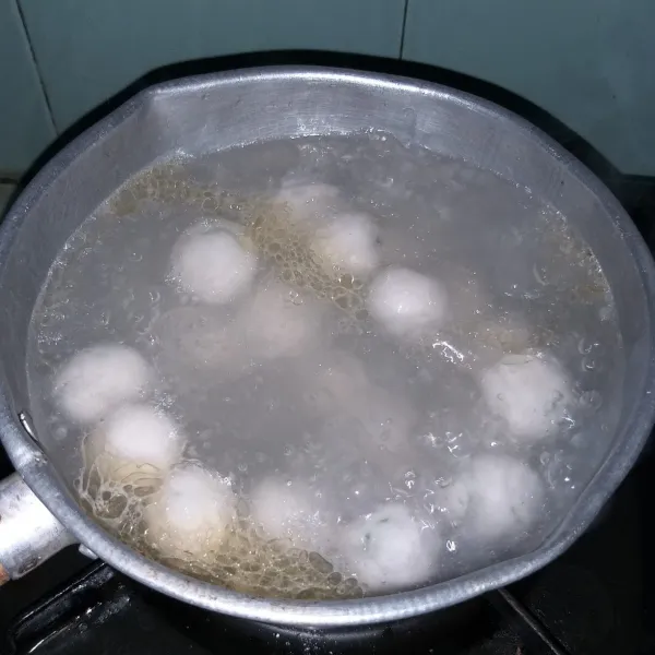 Panaskan air di panci untuk merebus, tambahkan 2 sdm minyak ke dalam air, rebus cilok hingga mengapung dan matang, tiriskan