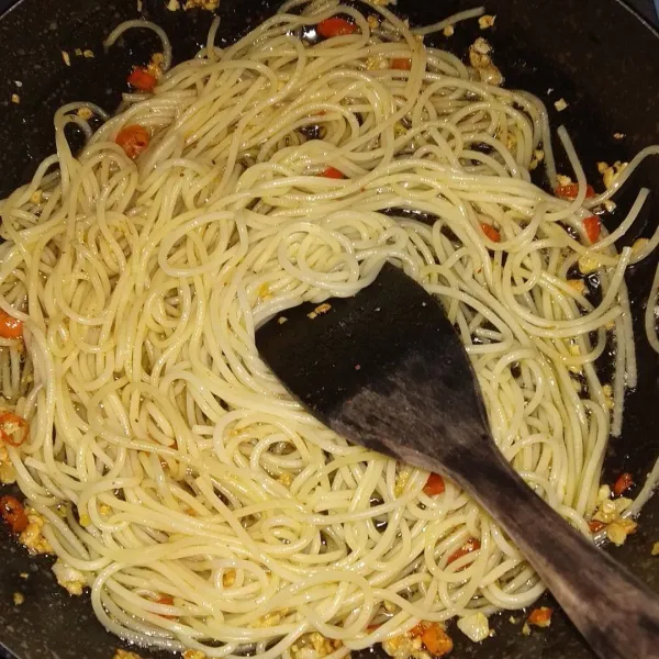 Masukkan pasta dan aduk hingga merata
