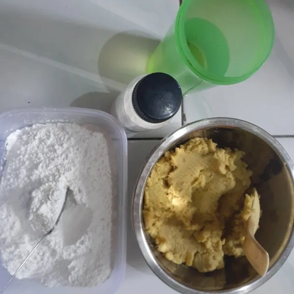Campurkan tepung ketan, tepung tapioka, garam dan air secukupnya sedikit demi sedikit sehingga adonan bisa di bulatkan.