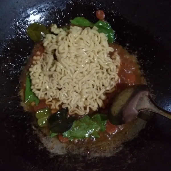 Masukkan mie telur.