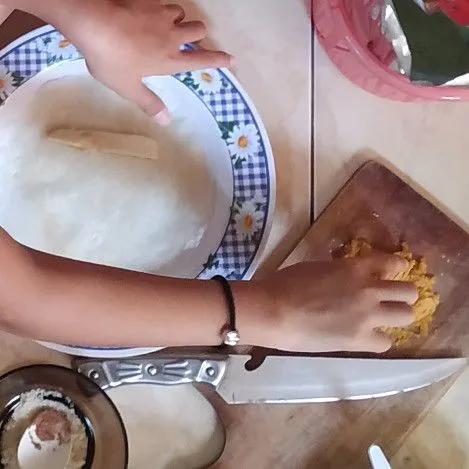 Letakkan 2 potong pisang di atas kulit lumpia.