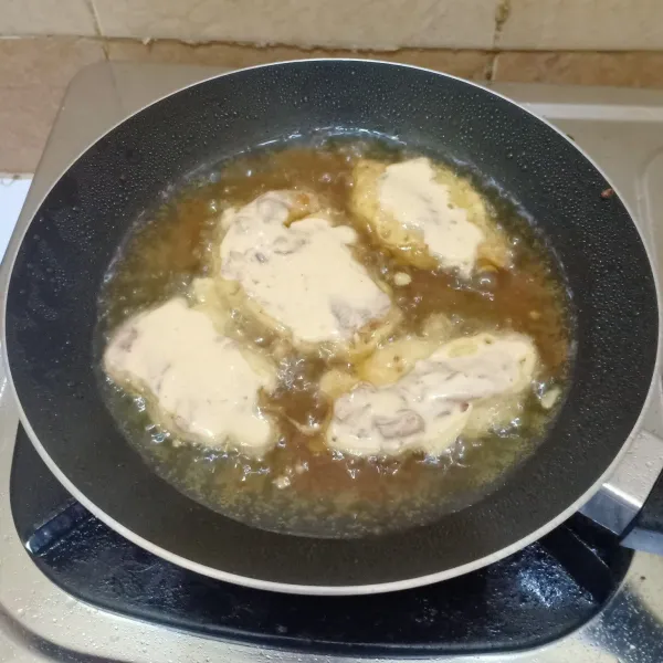 Celupkan ayam fillet ke dalam tepung yang sudah dicairkan, goreng sampai berubah warna. Setelah itu angkat dan tiriskan.