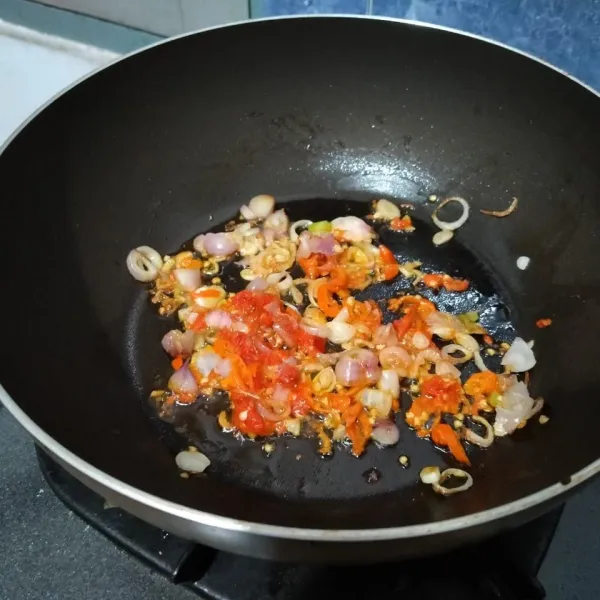 Tumis bawang merah dan cabe hingga layu.