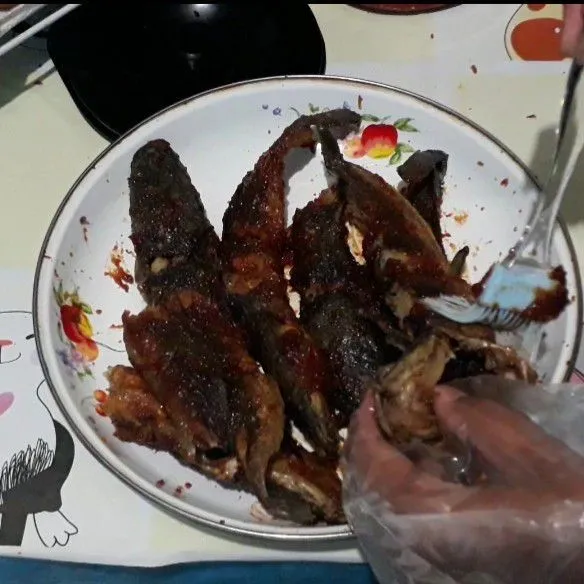 Olesi seluruh permukaan ikan dengan bumbu tadi.