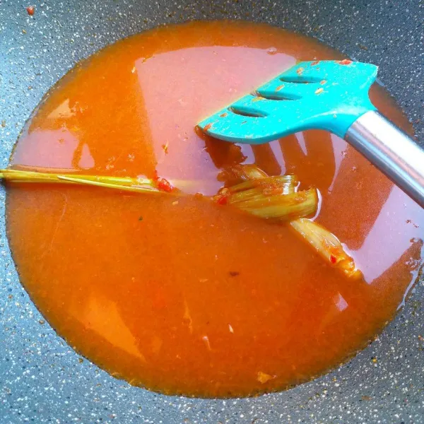 Tuang air biarkan hingga mendidih dan kuah agak mengental