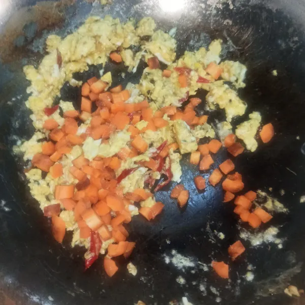 Tambahkan wortel dan aduk rata sampai wortel empuk.