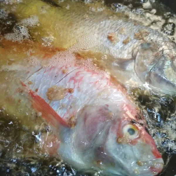 Goreng ikan hingga matang, angkat dan tiriskan