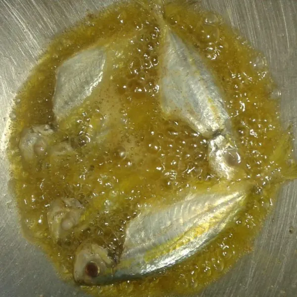 Panaskan secukupnya minyak goreng. Kemudianbgoreng ikan sampai kering. Sisihkan dahulu