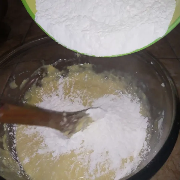 Tuangkan tepung sagu, sambil diaduk hingga rata