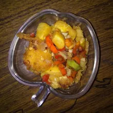 Siram bumbu pedas pada tahu yang telah digoreng