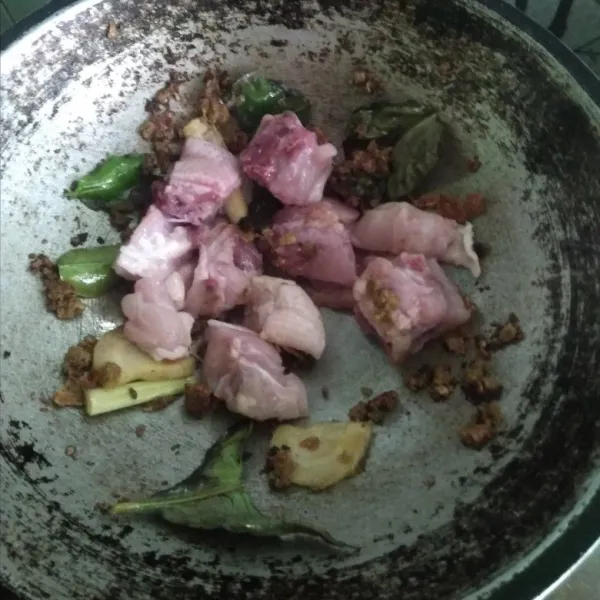 Tumis bumbu halus, sereh lengkuas, daun salam, sampai harum masukkan ayam