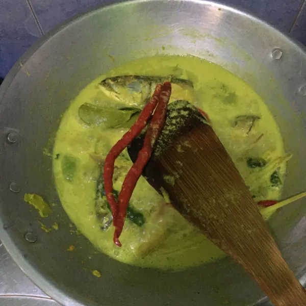 Setelah mendidih tambahkan cabai merah keriting utuh. Aduk rata