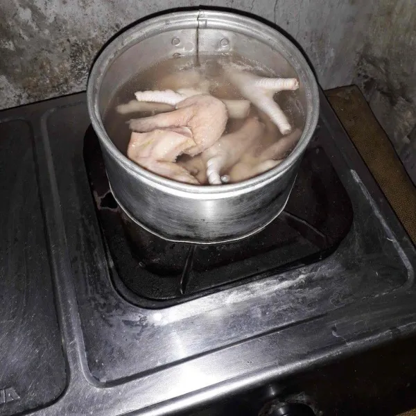 Pertama rebus dulu ceker ayam sampai empuk