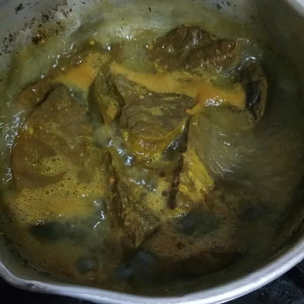 Setelah itu tambahkan secukupnya air, rebus paru hingga matang dan bumbu meresap, tiriskan