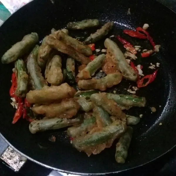 Lalu masukan buncis, aduk-aduk sampai benar benar tercampur, matikan api