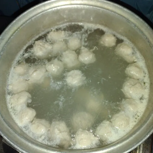 Cetak adonan bulat-bulat, boleh pakai tangan atau dengan sendok (sesuai selera) lalu rebus hingga baso mengapung (tanda sudah matang) lalu angkat. Baso sudah siap boleh dibekukan atau bisa mau dijadikan campuran tumisan .