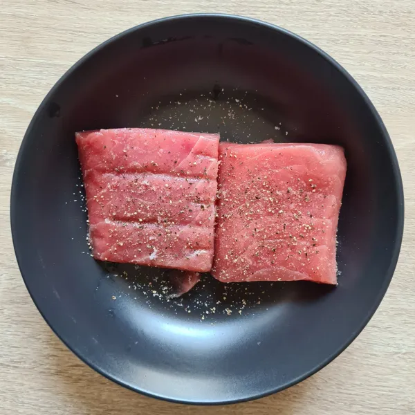 Lumuri ikan tuna dengan garam, lada hitam, dan jeruk nipis. Diamkan 30-60 menit.