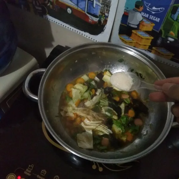 Ketika sayuran sudah layu dan kuah megental, masukkan garam setengah sendok makan, gula setengah sendok dan Masako secukupnya. Lalu aduk hingga matang serta kasih saus tiram dan kecap.