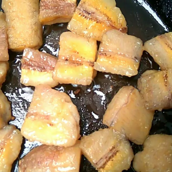Siapkan pisang, potong menjadi 16 bagian. Goreng dengan margarin hingga golden brown.